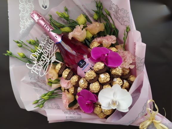 Солодкий букет з квітами та цукерками Ферреро роше