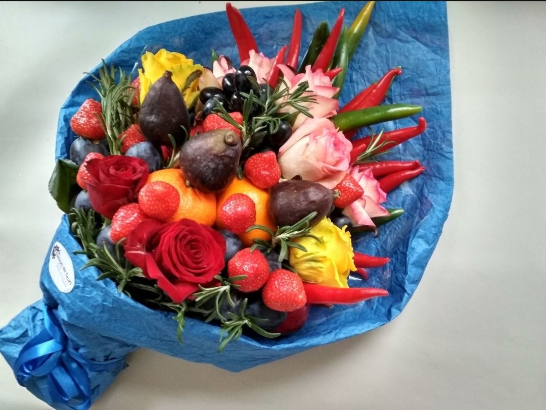Букет з фруктів та квітів