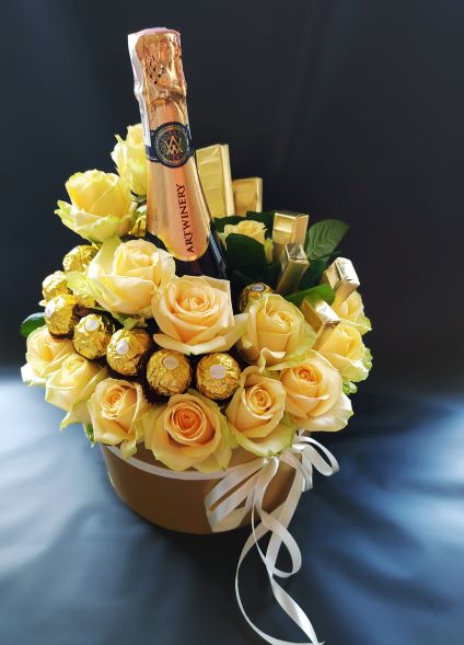 Коробка з шампанським, трояндами та цукерками (солодкий подарунок в коробці для неї )